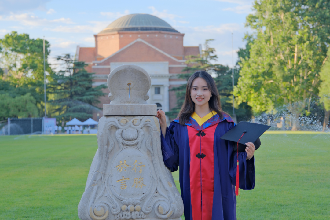罗熹宇身穿学位服与日晷合影四川女孩罗熹宇今年从工程物理系博士毕业
