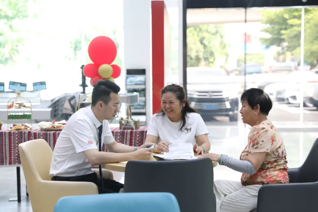 在广汽埃安南海店,销售人员正在给客户讲解以旧换新补贴政策.