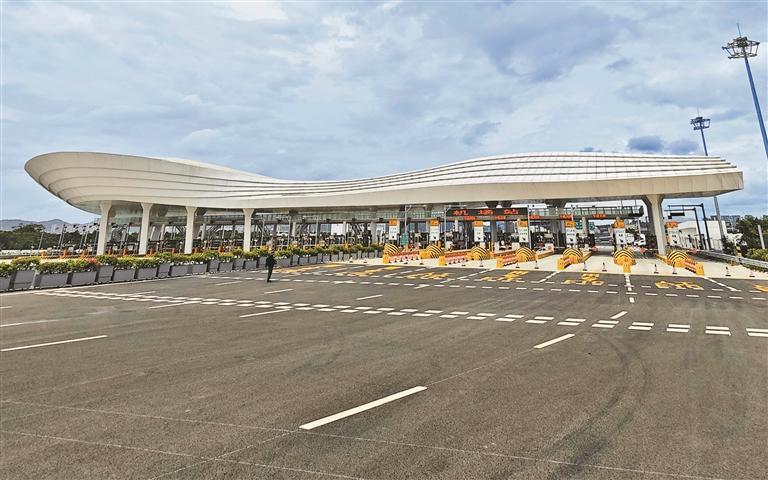 随着深中通道深圳侧接线通车，市民前往机场、深圳国际会展中心有了更多选择。