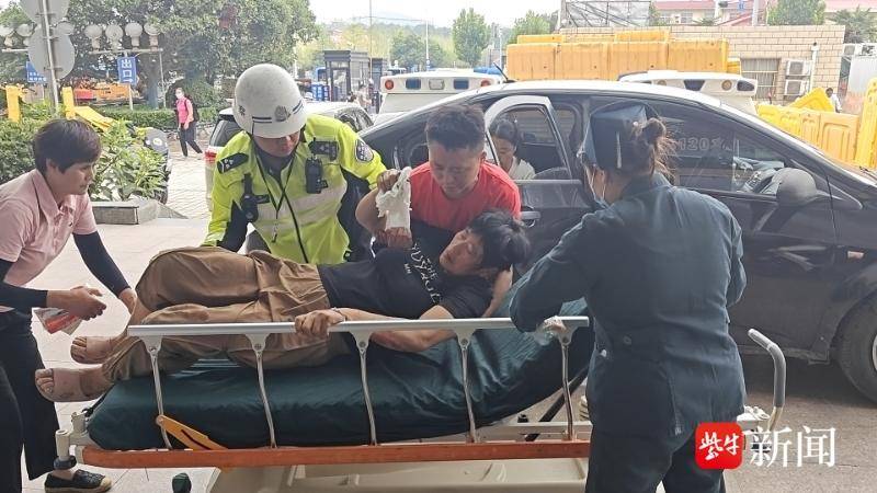女子摔伤流血急求助 交警铁骑开道火速送医|交警_新浪财经_新浪网