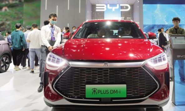 郑州国际会展中心一次车展上的新能源汽车 记者 马健 图
