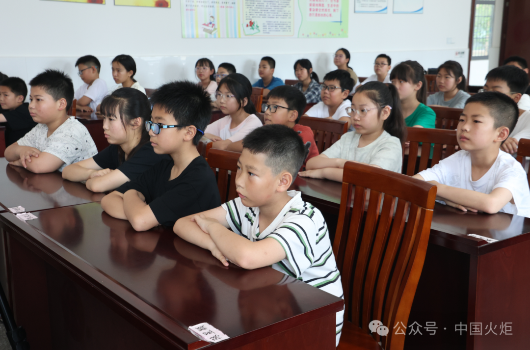 省盐城市亭湖区便仓镇关工委协同派出所关工委,分别走进便仓初级中学