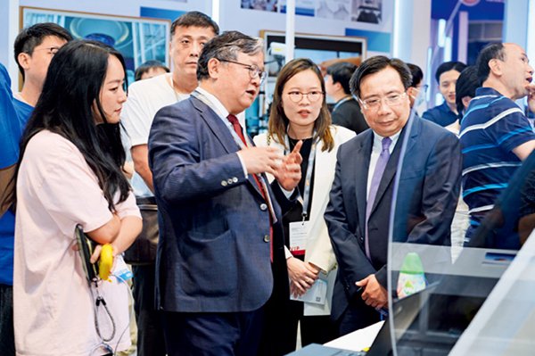 2024年4月13日，郭毅可(前排左二)在第二届香港国际创科展中向来宾介绍HKGAI的最新创新技术