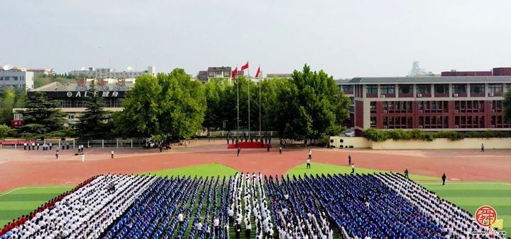 红旗高扬庆“七一” 济钢集团在济钢体育场举行升国旗仪式|高扬_新浪财经_新浪网