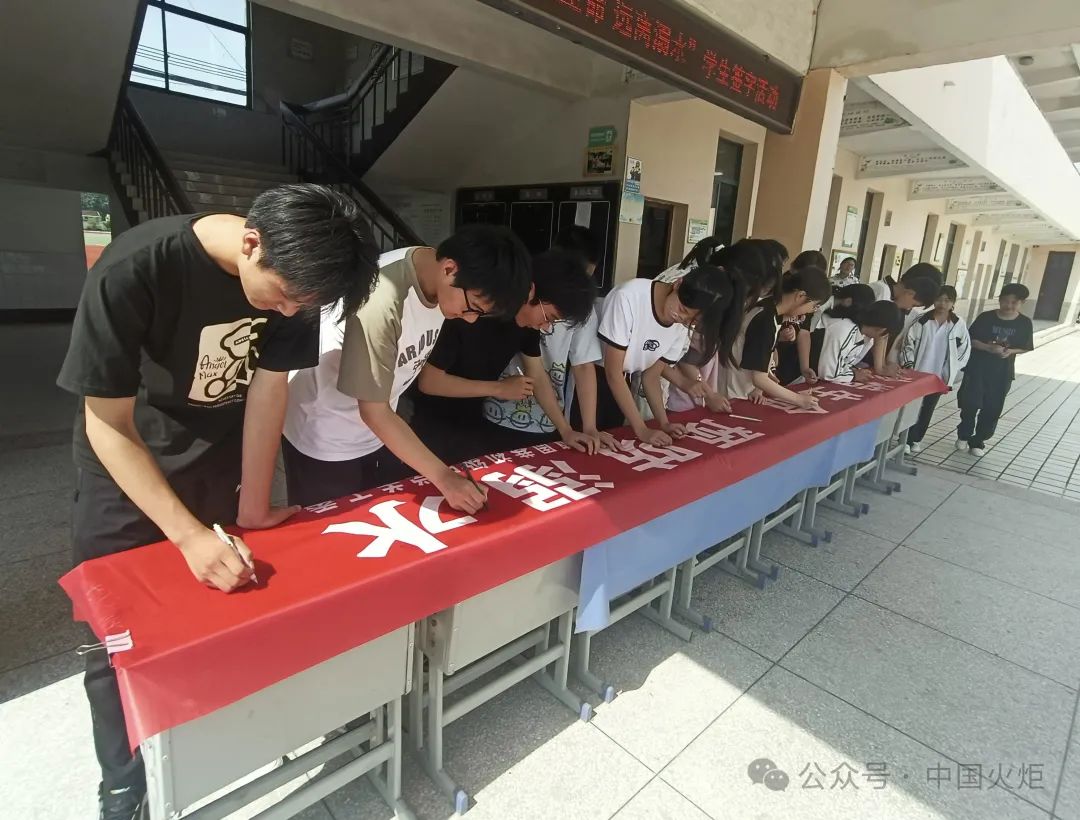 省盐城市亭湖区便仓镇关工委协同派出所关工委,分别走进便仓初级中学