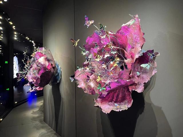 通过镜面设计看到装置艺术品不同的侧面.(简工博 摄)