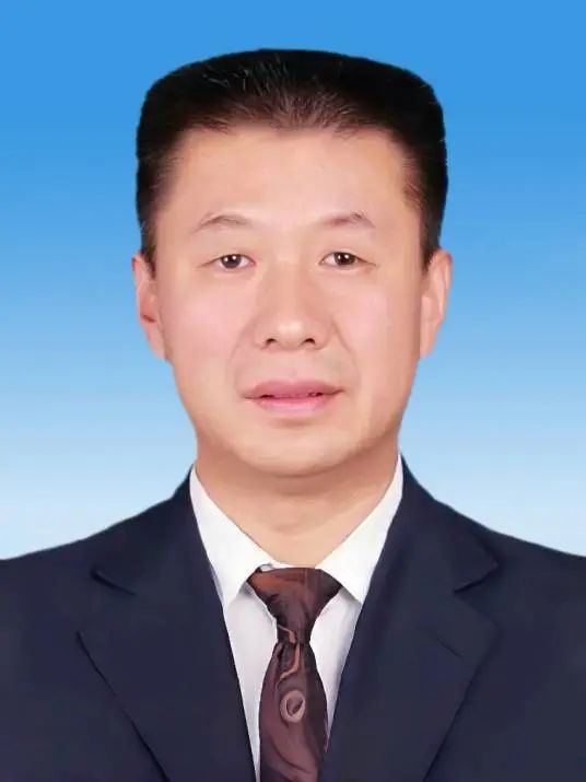 曾任北京市海淀区农经站站长,东升乡乡长,玉渊潭农工商总公司党委书记