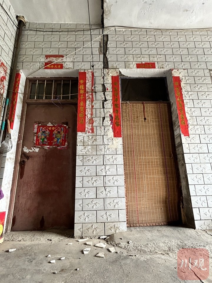 钟岭村石榴院张先生家房屋墙面开裂,瓷砖脱落