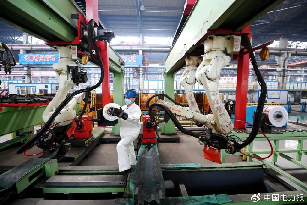 ▲哈电集团锅炉公司吊挂管智能焊接生产线。