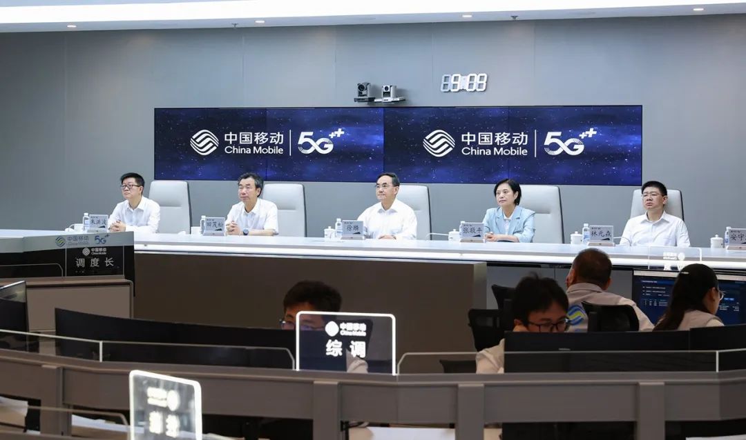 图为徐麟在中国移动贵州公司星智中心考察。