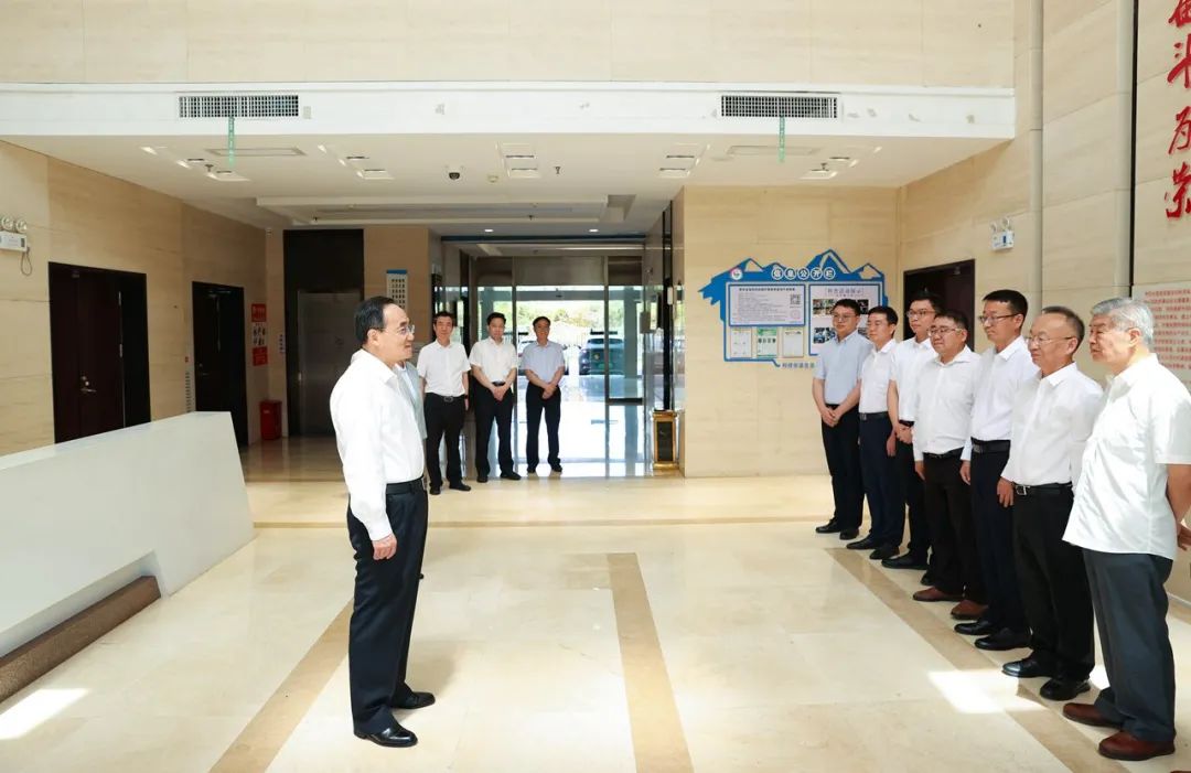 图为徐麟在省地矿局地质科技园看望慰问周琦研究员及其科研团队。