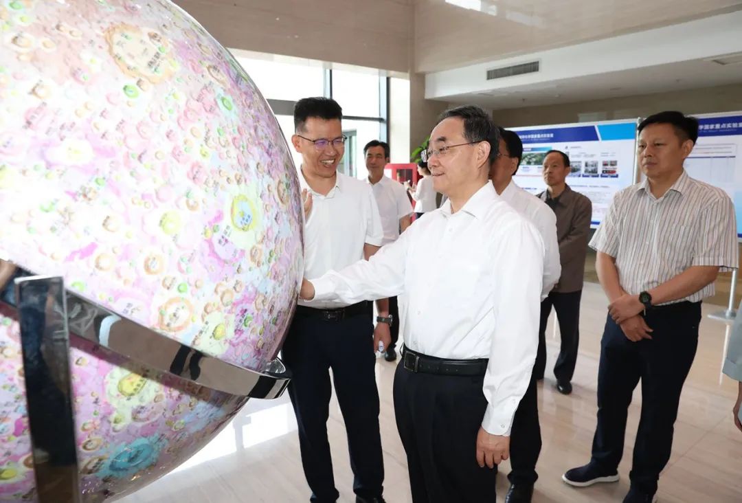 图为徐麟在中国科学院地球化学研究所考察。