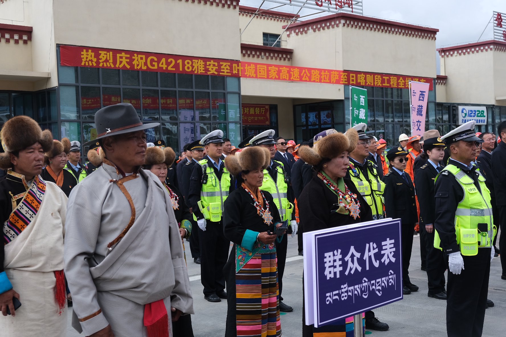 新华社记者 格桑边觉 摄面对西藏敏感脆弱的生态环境,基础设施建设均