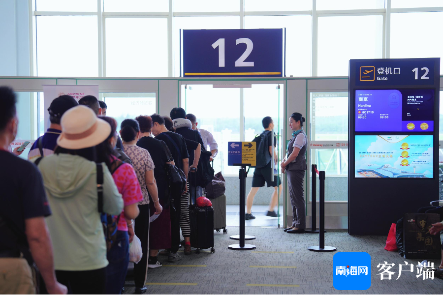 　　旅客排队登机。海南机场集团供图