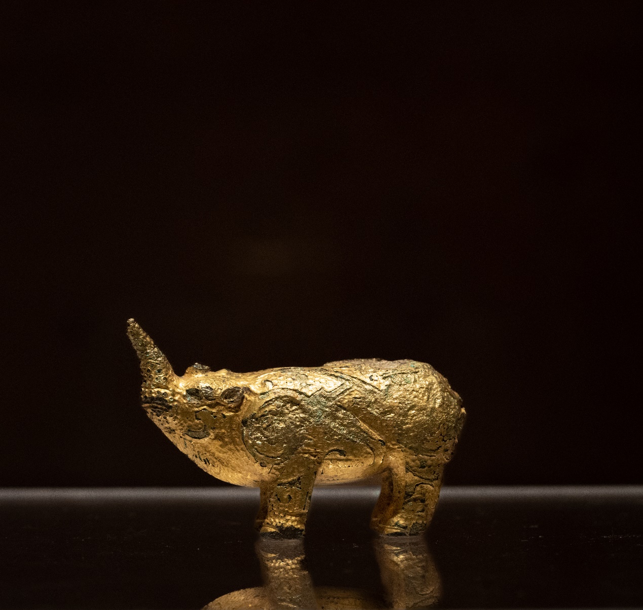 与先秦时期金银器的成形方法相比,此时的器皿多以锤鍱,焊接法成形