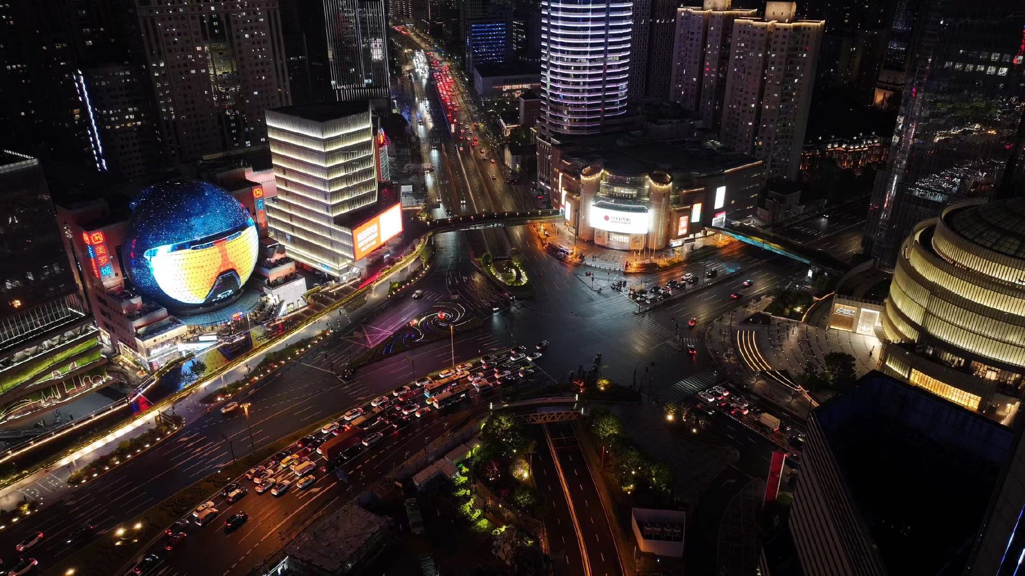 图为徐家汇商圈夜景