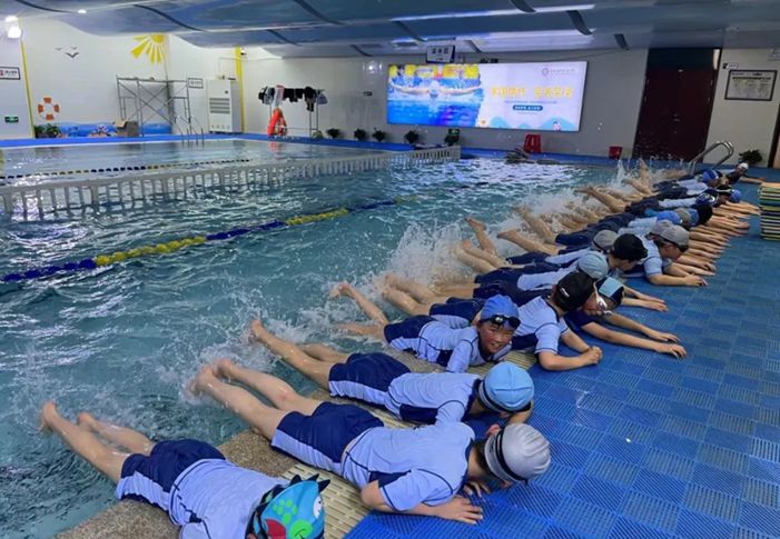 "泳"动人生——合肥经开实验学校三年级游泳课程纪实