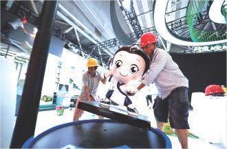 文旅康养展馆内工人们正在紧张有序布展。记者王亮亮 摄