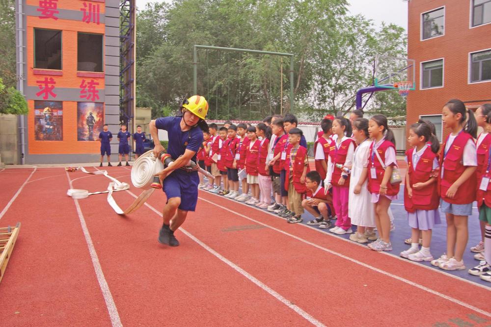 邯郸新闻传媒中心"小记者们"走进经开区消防救援大队华泽路消防救援