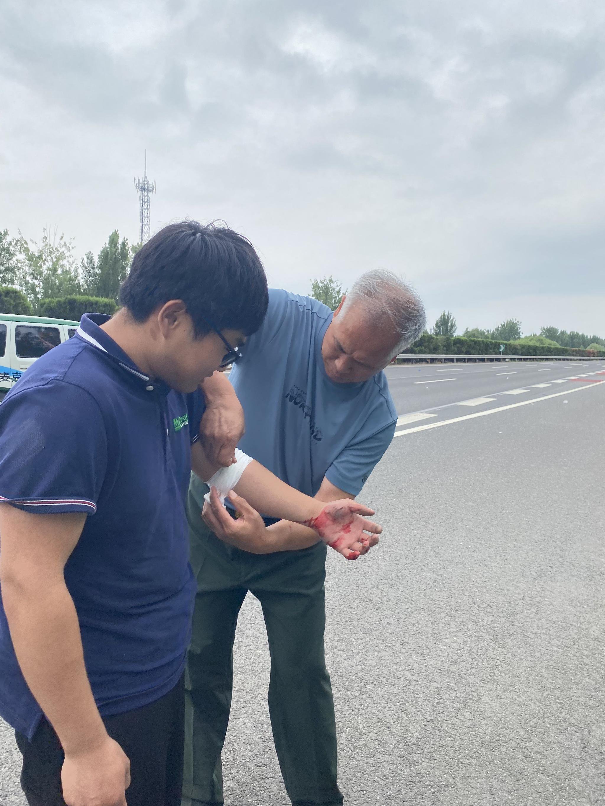 王进才为受伤司机包扎伤口.(受访者供图)