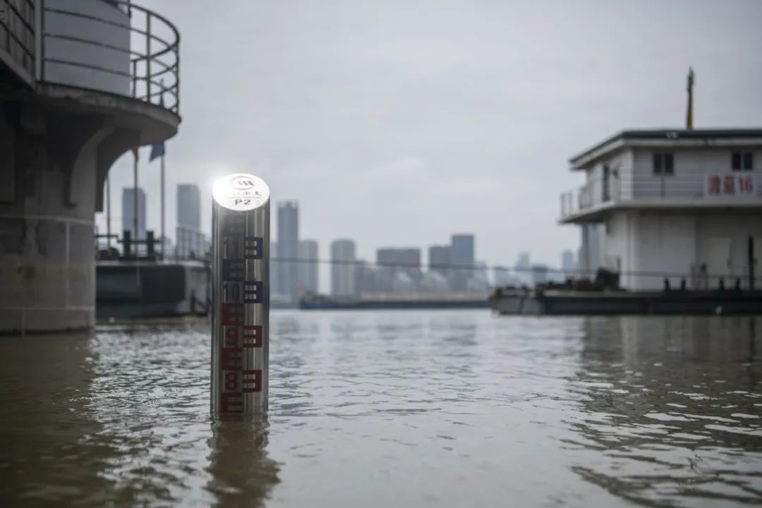 7月2日，武汉关报汛站拍摄的水位标尺。新华社记者伍志尊摄