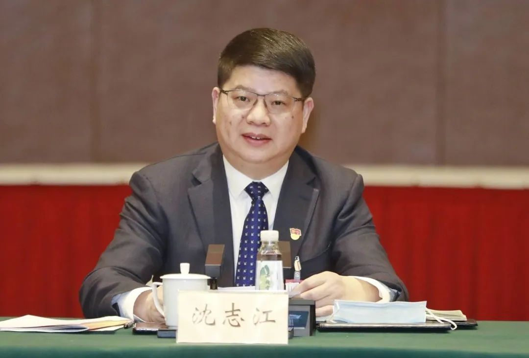 他长期在浙江工作,曾任绍兴团市委副书记,市镜湖新区管委会副主任,市