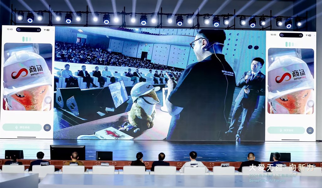 工作人员和它打个招呼,后者就可自动识别出工作人员佩戴胸卡带子上的