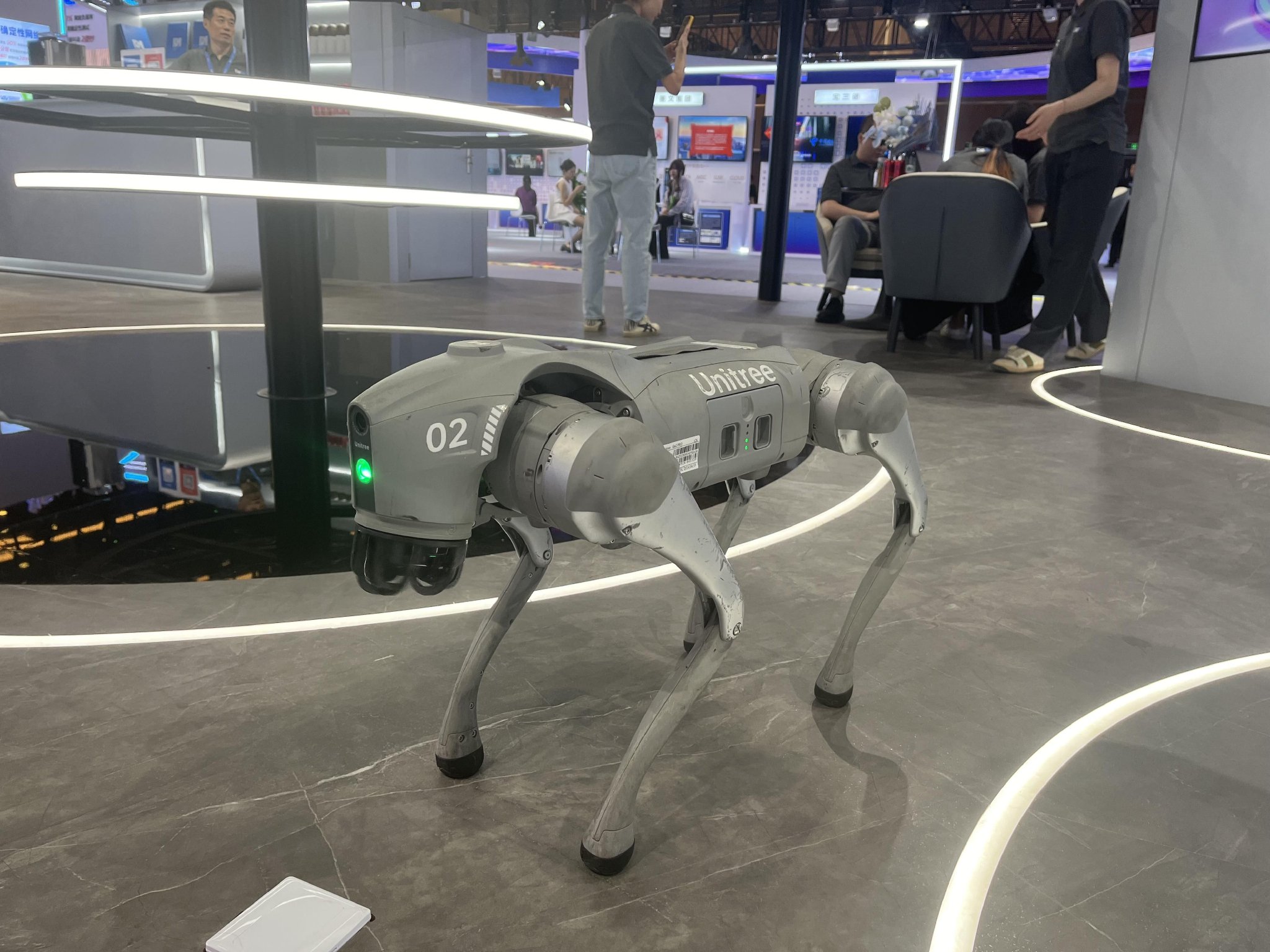 现场,被视为实现未来家庭场景化陪伴功能的机器狗,凭借其独特外观和