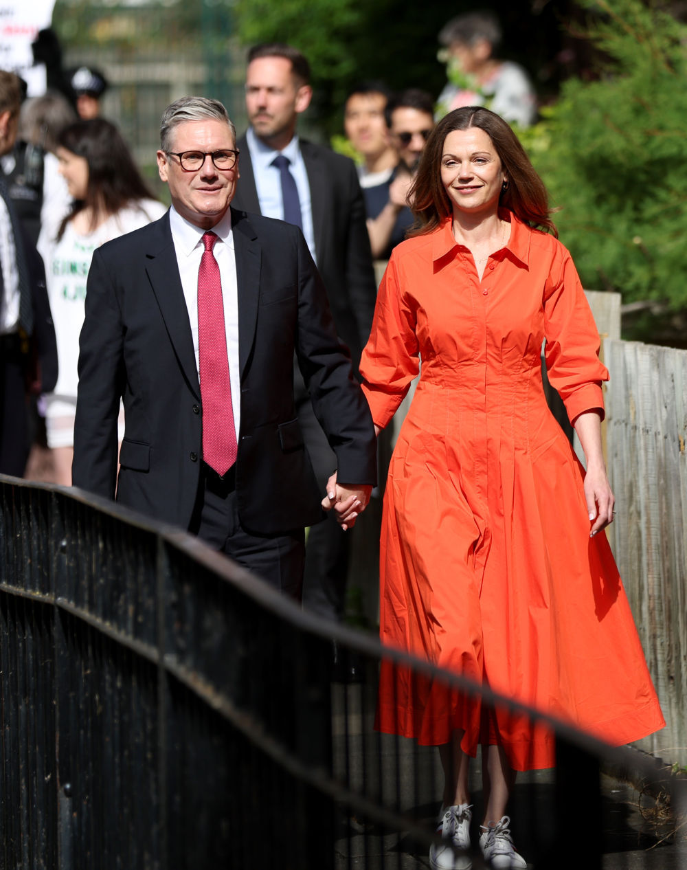 7月4日,在英国伦敦,英国工党领袖基尔·斯塔默(前左)与妻子前往一处投票站,准备投票。(图片来源:新华社)