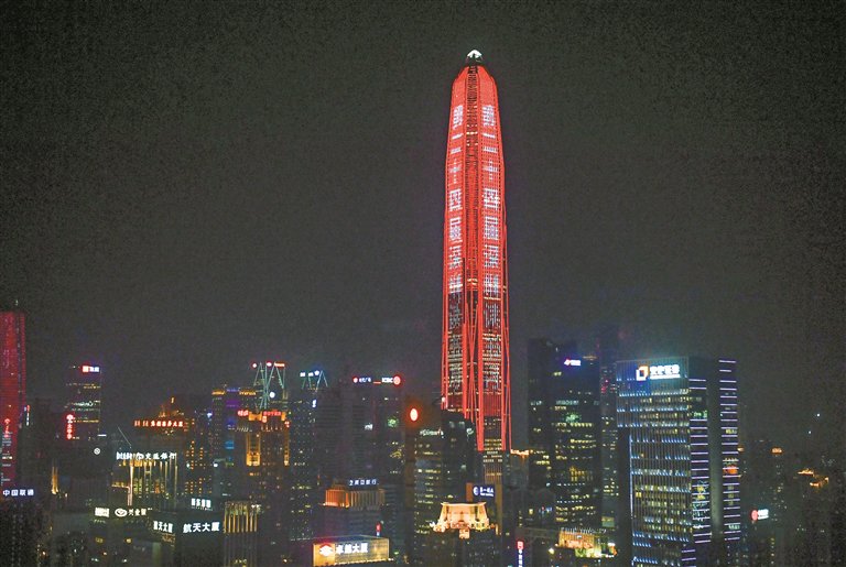 夜色中的深圳平安金融中心. 深圳商报记者 韩墨 摄