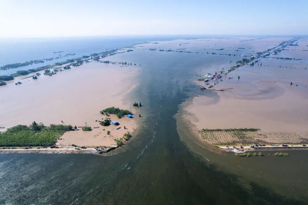 这是7月6日在湖南省岳阳市华容县团洲垸拍摄的洞庭湖大堤决口现场（无人机照片）。