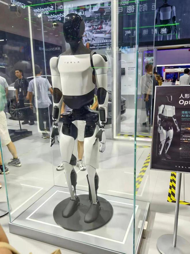 △特斯拉人形机器人Optimus 图源：作者拍摄