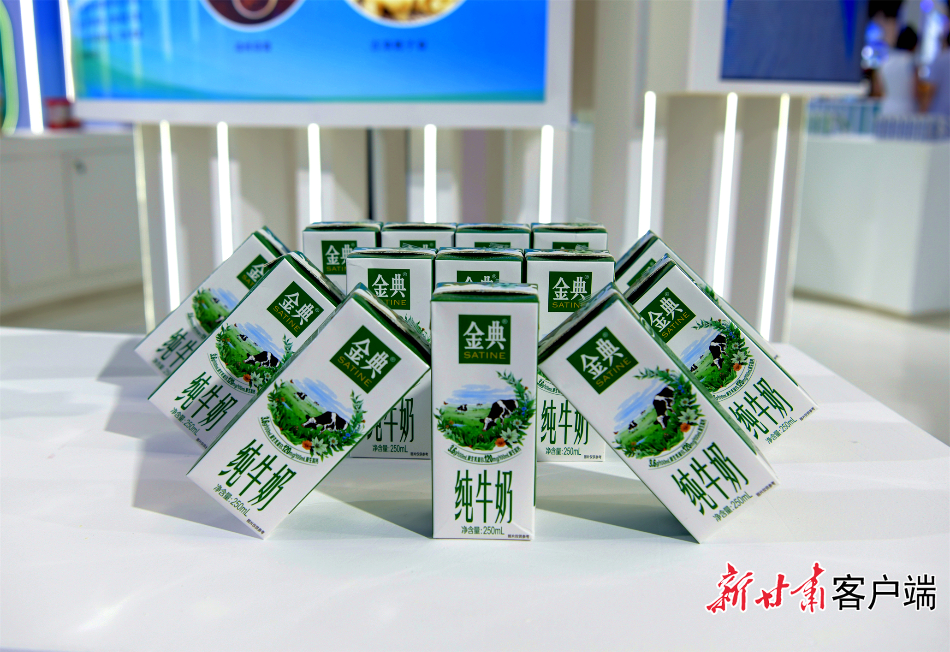 现场展出的武威伊利生产的纯牛奶。
