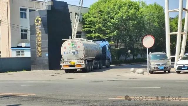 “罐车拉完煤制油不清洗，直接装食用油”，网友炸锅！中储粮回应：全系统排查，引以为戒-油罐车的油可以直接往小车里面加吗为什么