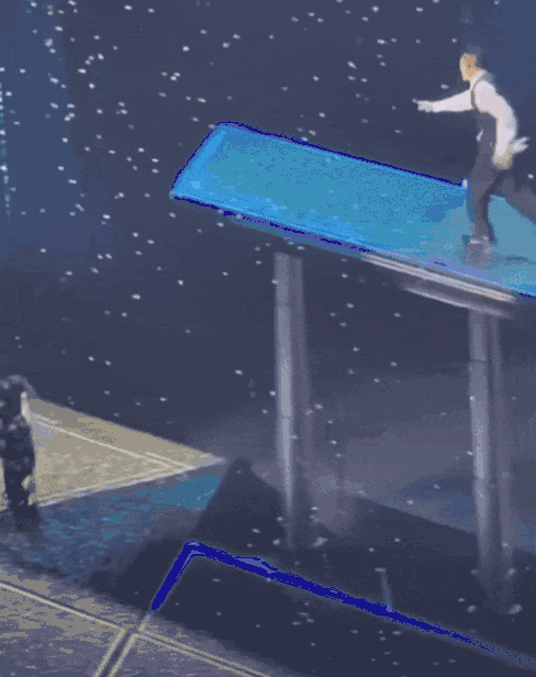 7月5日演唱会现场，刘德华在高台上滑跪。 网络图