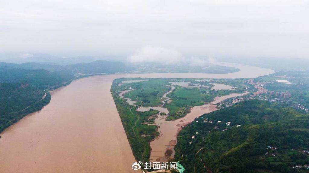 嘉陵江迎来2024年首次洪峰 凤仪航电站开闸泄洪丨图击