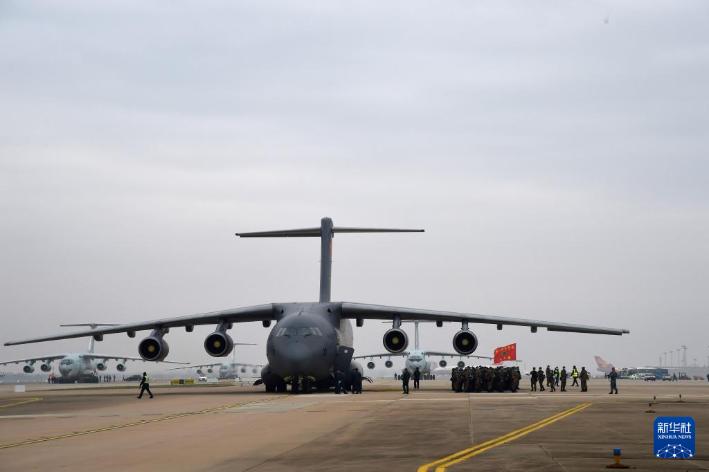 空军出动3型11架运输机多地同步向武汉空运医疗队员(2020年2月13日摄)