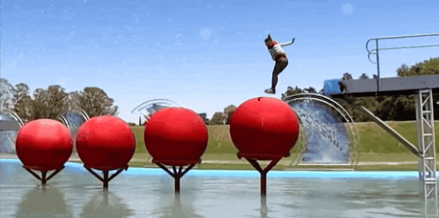 有的大哥跑到一半，顿悟自己永远也到达不了终点，像在半途吃了魅惑菇一样反向闯关，回到原点。