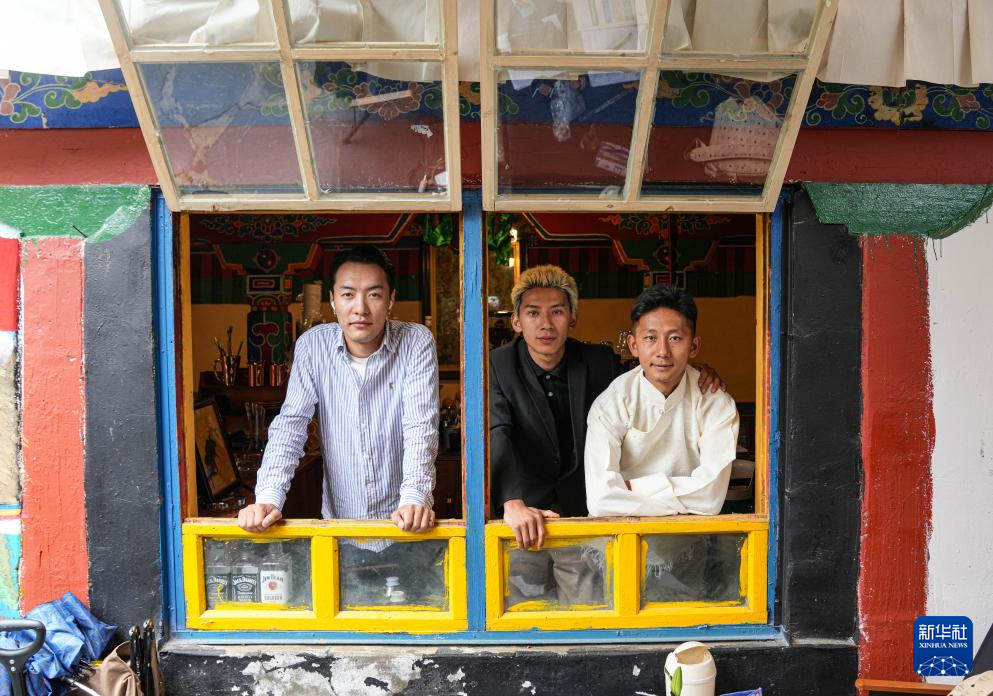 咖啡馆位于八廓街的贡桑孜大院内,由28岁的旦增特觉与朋友共同经营.