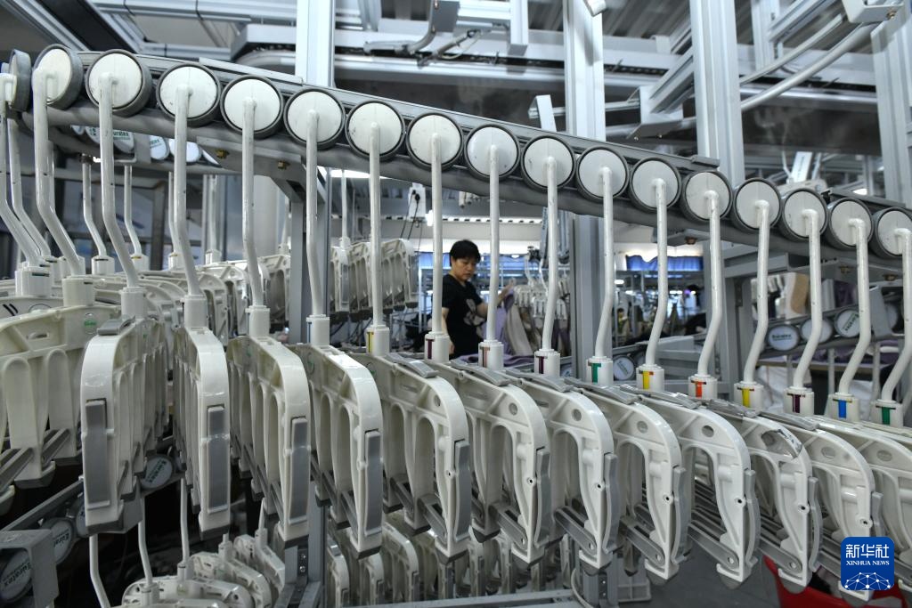 7月5日,河北省肃宁县一家服装生产企业的工人在赶制服装.