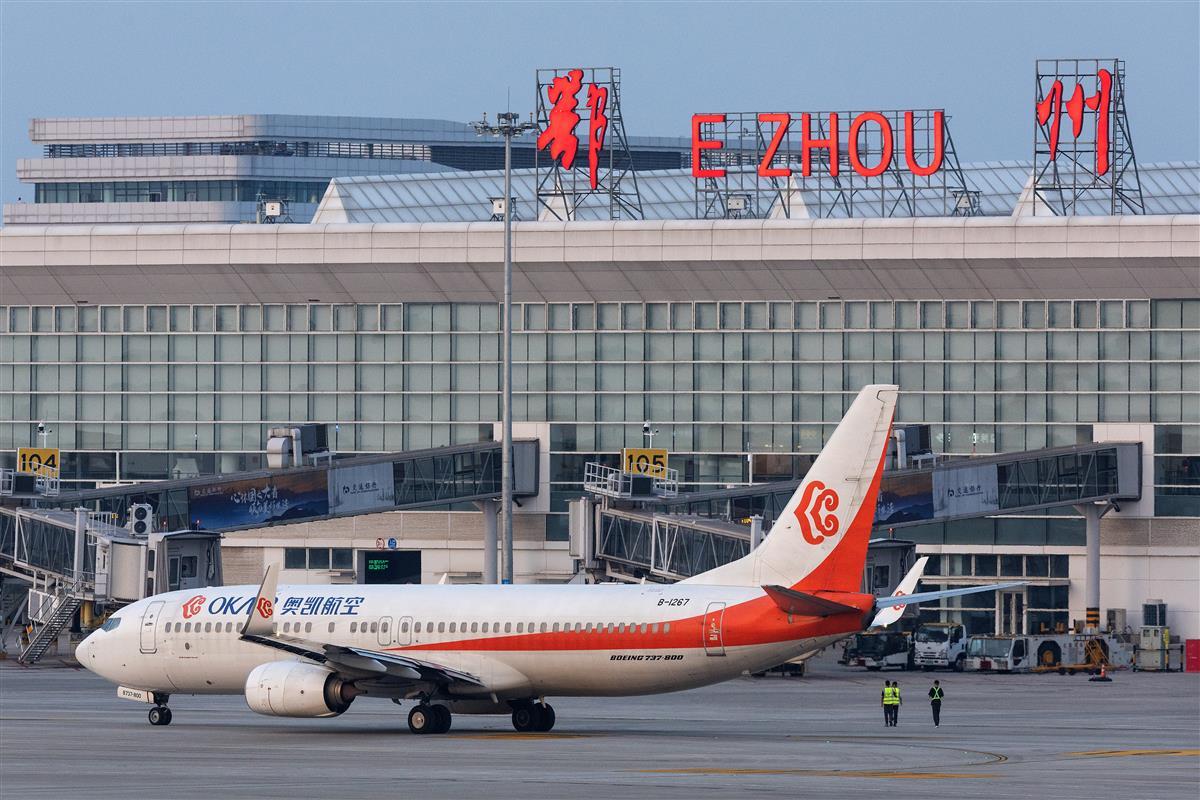 5月24日,一架奥凯航空的民航客机准备在鄂州花湖机场起飞(湖北日报全