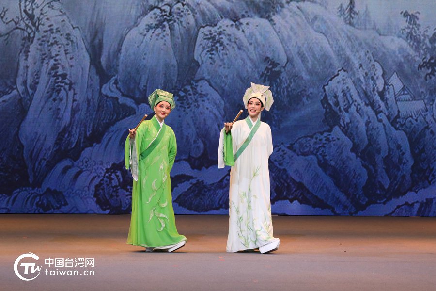 浙江小百花越剧团青年越剧演员陈丽君,徐叶娜表演新版越剧《十八相送