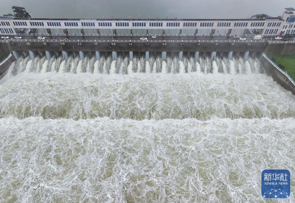 7月8日,市政工作人员在山东省枣庄市薛城区摆放防汛警示牌,提醒过往