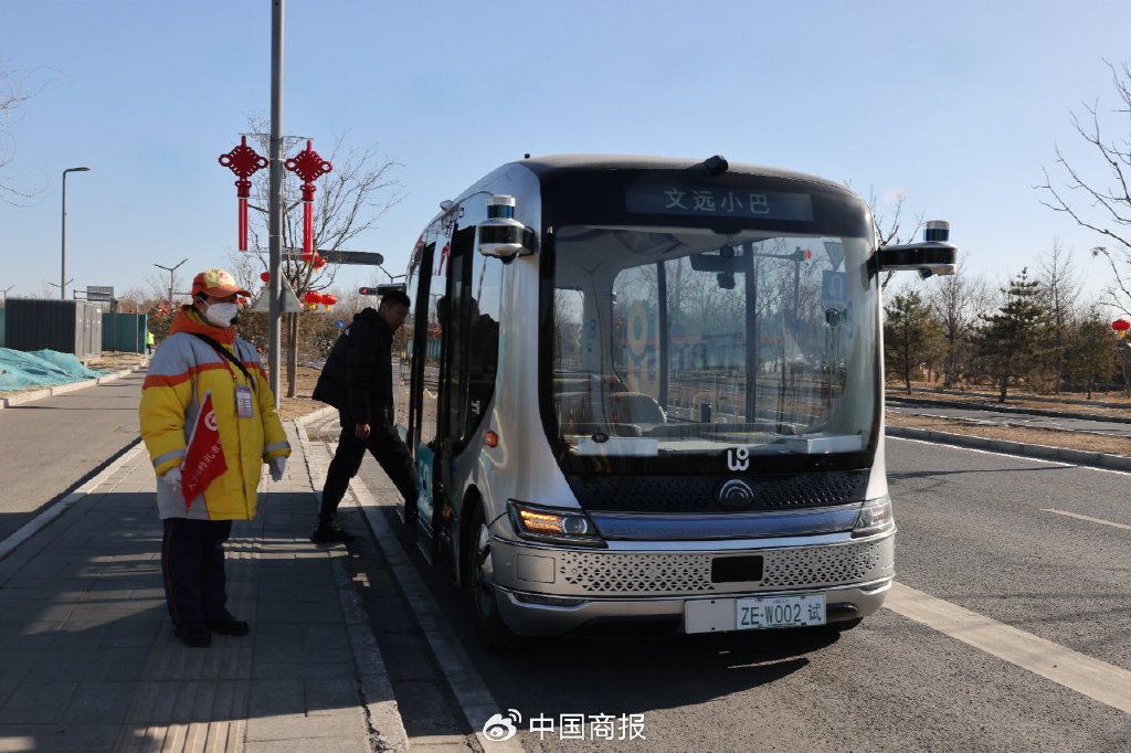 3月3日，民众在北京城市副中心体验无人驾驶小巴车。（图片由CNSPHOTO提供）