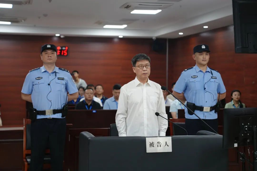 黄山市黄山区委原书记方文辉受审