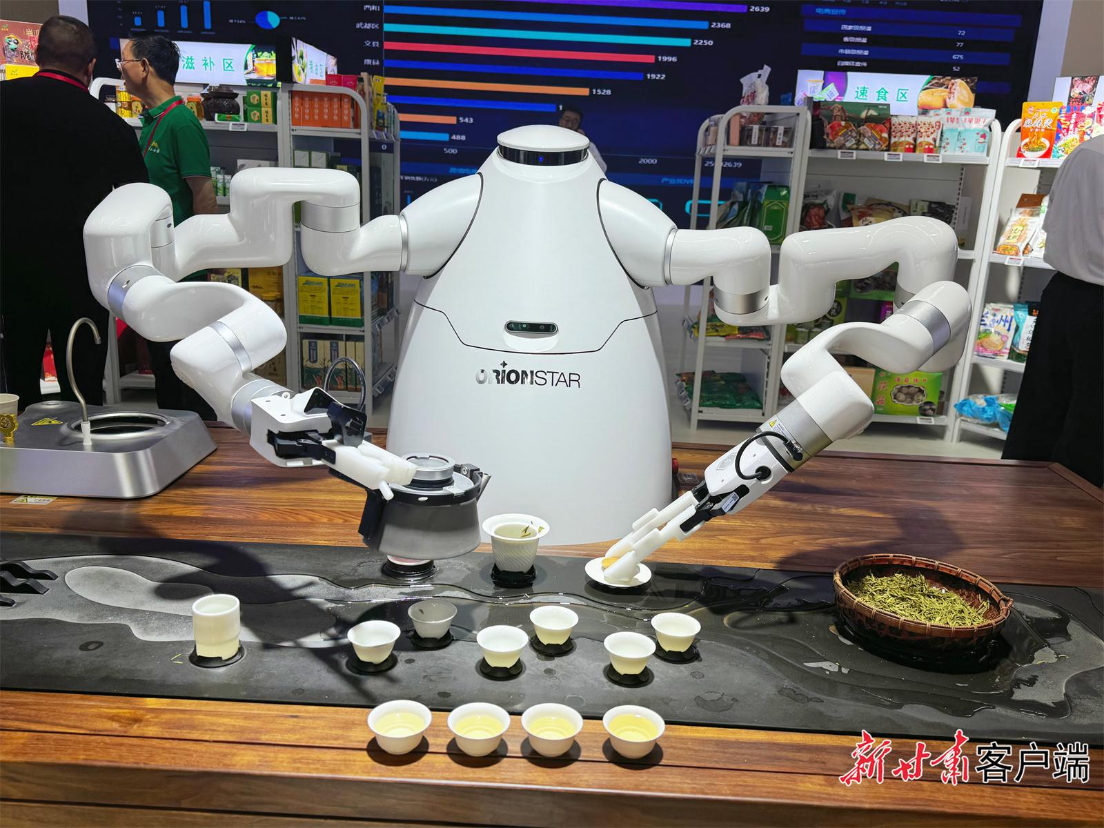 机器人茶艺大师泡茶.