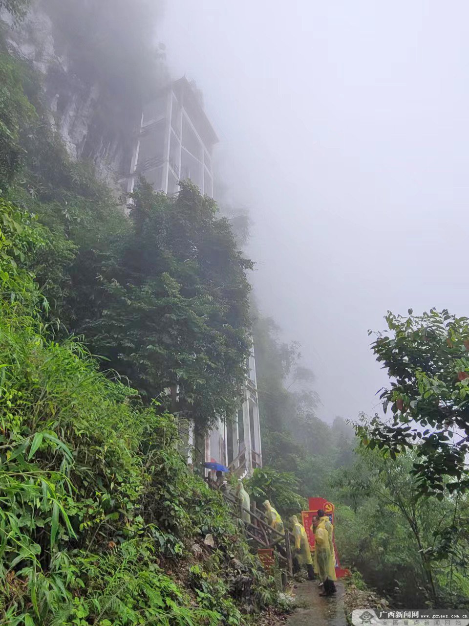 588号界碑屹立在那坡县百南乡达林屯红石山海拔千米悬崖之上,须经过