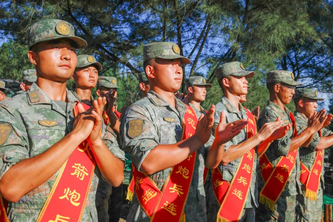 多图直击!“模范火箭炮兵连”迎回荣誉奖旗|火箭_新浪财经_新浪网