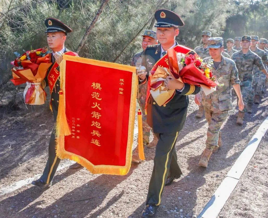 多图直击！“模范火箭炮兵连”迎回荣誉奖旗|火箭_新浪财经_新浪网