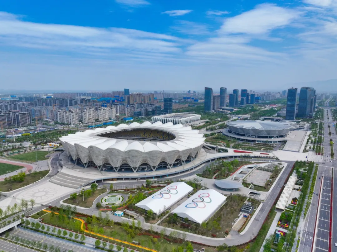 西安奥体中心建筑群中，石榴花造型的体育场。西安浐灞国际港宣传文体局供图